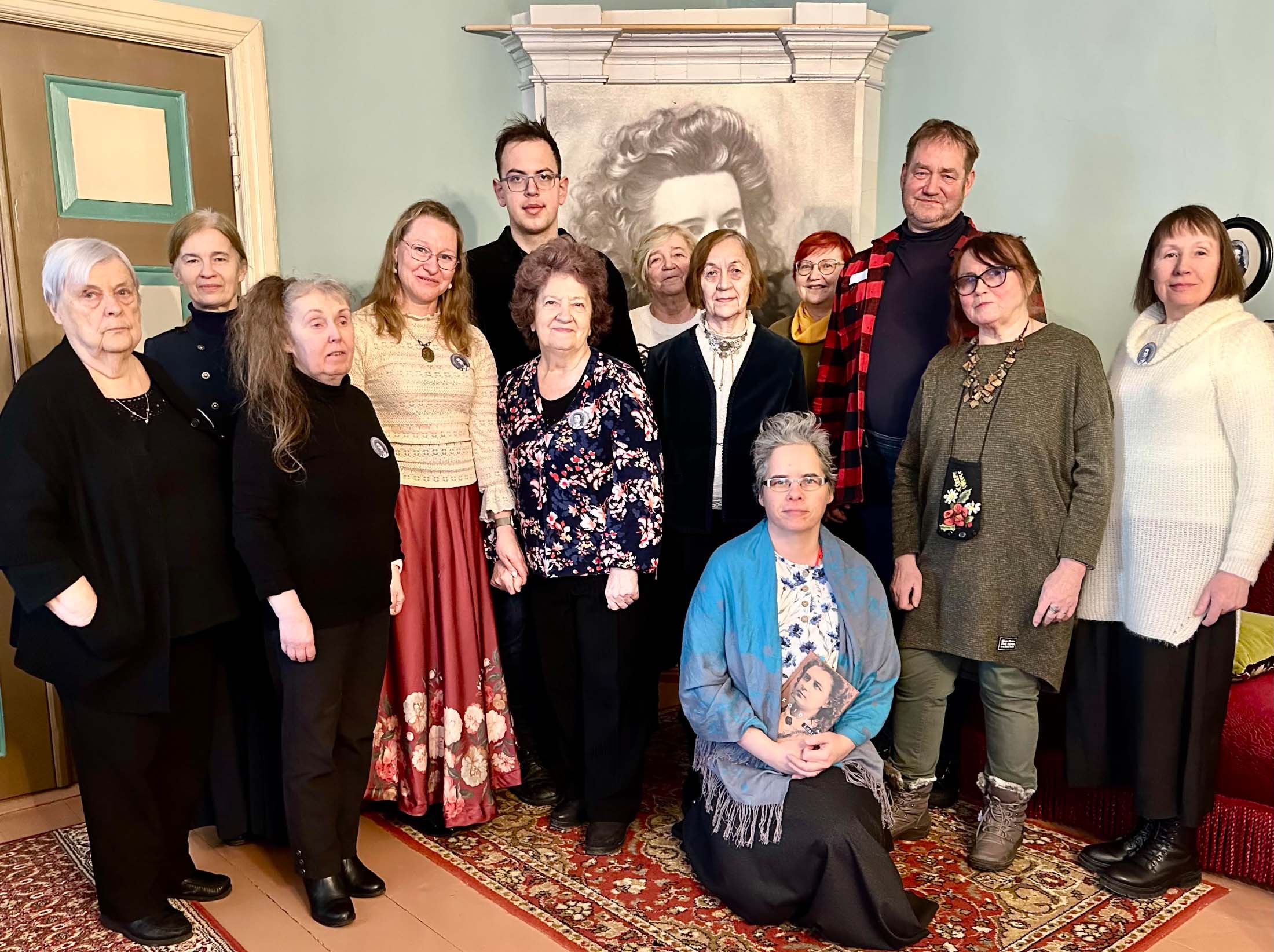 12. Koidula luulekonkursil täiskasvanutele esinejad ja žüriiliikmed Kreutzwaldi memoriaalmuuseumis 2026. aasta 11. veebruari pärastlõunal, päeval, mil muuseum sai vanaks 85 aastat ja üks päev. Pildil (vasakult) Virve Ots, Heli Raudsik, Piret Pilt, Kristi Soll, Aadi Parhomenko, Ere Raag, Helena Linnamäe, Aimi Hollo, Raili Leesalu, Ivari Padar, Tuuli Võsa, Kaja-Riina Plumann, Tiiu Tiik. Kolm viimast lähevad 14. märtsil Pärnusse Koidula muuseumi finaalvõistlusele. FOTO: Kalev Annom